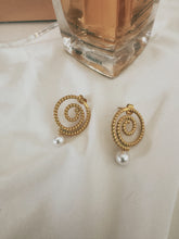 Load image into Gallery viewer, The Sisilia Pearl Drop Earring